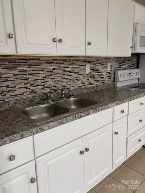 Kitchen - 925 Grace Ave, Lancaster, SC 29720 photo 3 of 4