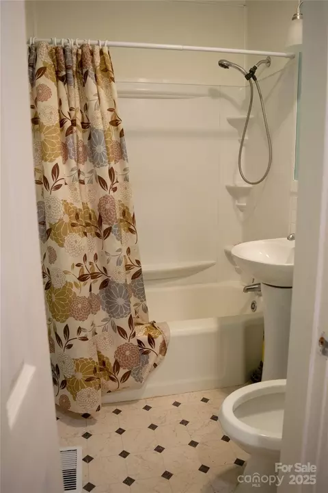 Bath - 925 Grace Ave, Lancaster, SC 29720 photo 1 of 4