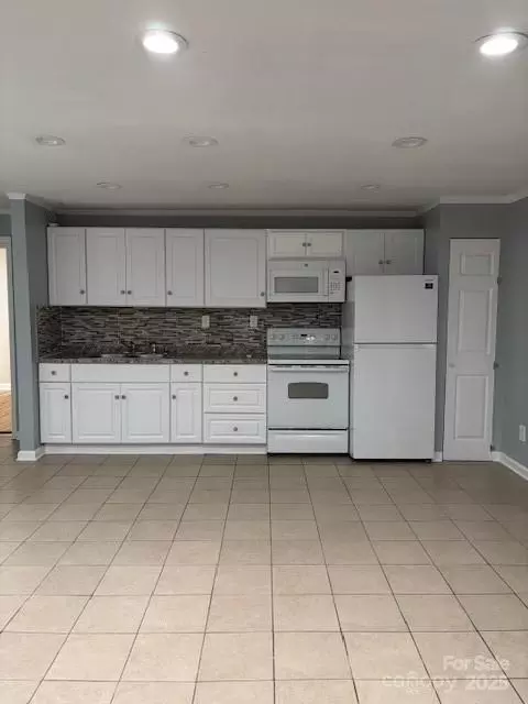 Kitchen - 925 Grace Ave, Lancaster, SC 29720 photo 2 of 4