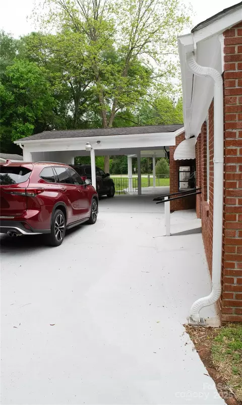 Exterior - 925 Grace Ave, Lancaster, SC 29720 photo 2 of 4