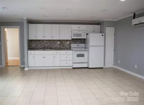 Living - 925 Grace Ave, Lancaster, SC 29720 photo 3 of 6