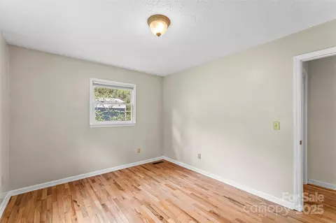 Bedroom - 6562 Gingercake Rd, Newland, NC 28657 photo 3 of 4