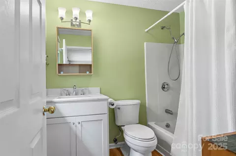 Bath - 6562 Gingercake Rd, Newland, NC 28657 photo 1 of 3