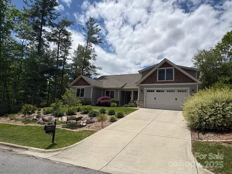 140 Shadowleaf Dr, Hendersonville, NC 28739