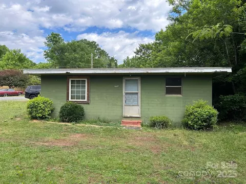2703 E Greenbriar Rd, Statesville, NC 28625