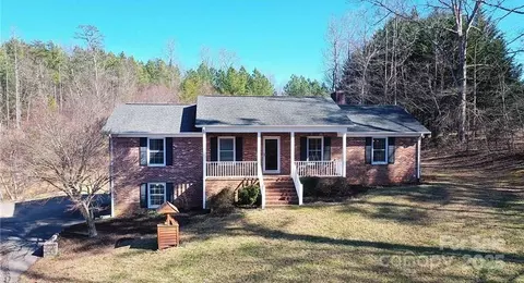 204 Dodson Mill Rd, Pilot Mountain, NC 27041