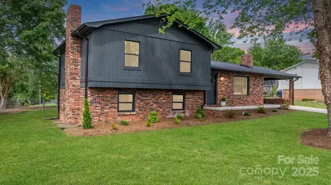 606 Hillcrest St, Hudson, NC 28638