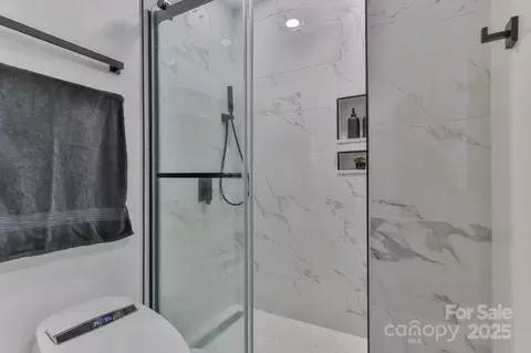 Bath - 206 Pine Meadow St, Hickory, NC 28601 photo 3 of 3