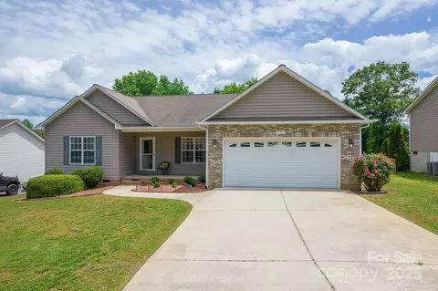 206 Pine Meadow St, Hickory, NC 28601
