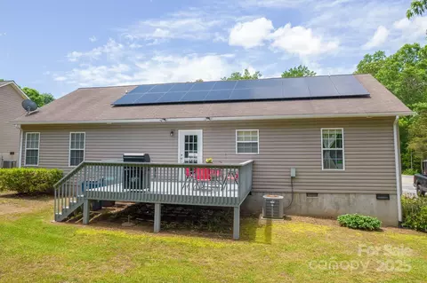 Exterior - 206 Pine Meadow St, Hickory, NC 28601 photo 2 of 4