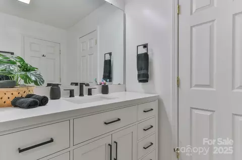 Bath - 206 Pine Meadow St, Hickory, NC 28601 photo 2 of 3