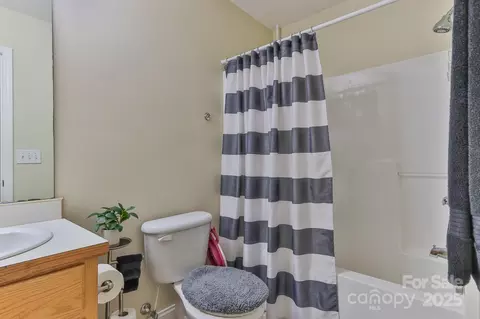 Bath - 206 Pine Meadow St, Hickory, NC 28601 photo 1 of 3