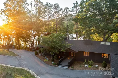 181 Lakeshore Dr, Asheville, NC 28804