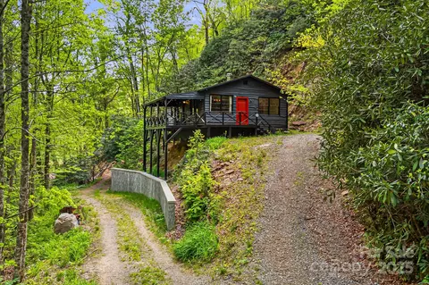 83 Snowy Cove Ln, Black Mountain, NC 28711
