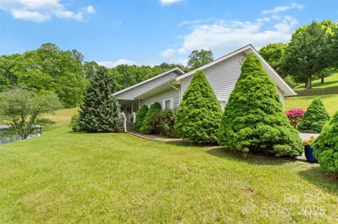 17 Gun Flint Dr, Burnsville, NC 28714