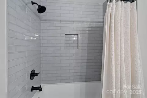 Bath - 9564 Regent Dr, Davidson, NC 28036 photo 6 of 7