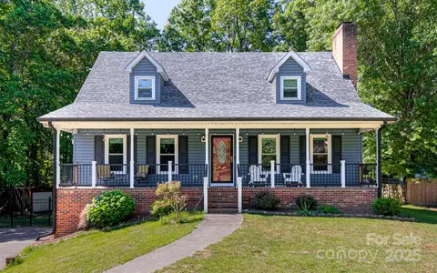416 Summertree Ct, Winston Salem, NC 27127