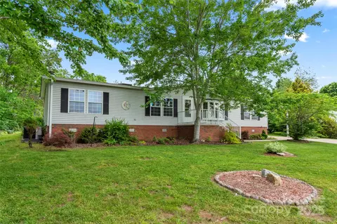 1 N Howard Ln, Hendersonville, NC 28792