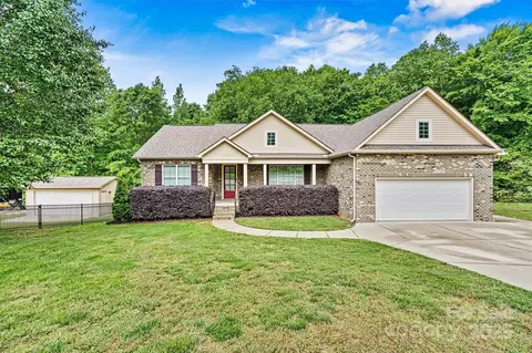 7020 Cedar Ridge Ct, Mount Holly, NC 28120