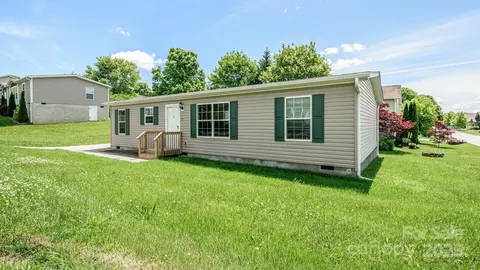 2 N Frederick Ln, Hendersonville, NC 28792