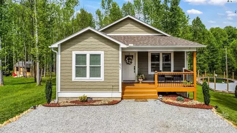 95 Walt Dr, Hendersonville, NC 28792