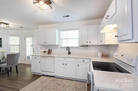 Kitchen - 18629 Coachmans Trce, Cornelius, NC 28031 photo 1 of 3