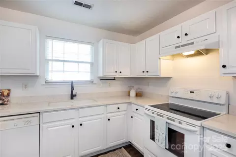 Kitchen - 18629 Coachmans Trce, Cornelius, NC 28031 photo 2 of 3
