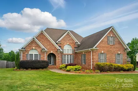 129 Daniel Efird Dr, Mount Holly, NC 28120