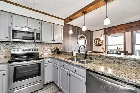 301 Pinnacle Inn 2210 Rd #2210, Beech Mountain, NC 28604