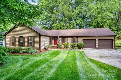 14027 Springwater Dr, Matthews, NC 28105