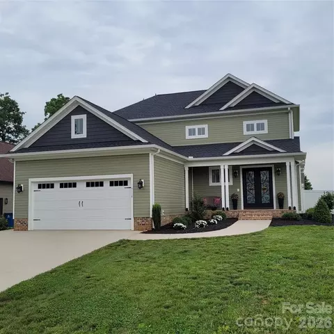 5118 Regents Park Dr, Hickory, NC 28602