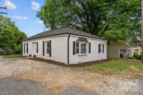 Exterior - 207 Eden St, Davidson, NC 28036 photo 2 of 4