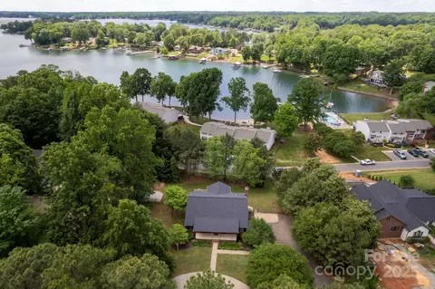 8024 Bradford Ln, Denver, NC 28037 photo 2