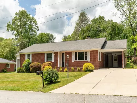 1101 Cherokee Dr, Hendersonville, NC 28739