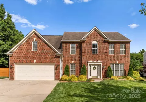 611 Meadow Lake Dr, Matthews, NC 28105