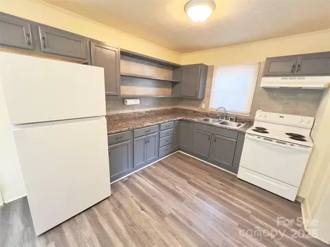 Kitchen - 2482 E Nc 10 Hwy, Conover, NC 28613 photo 1 of 2