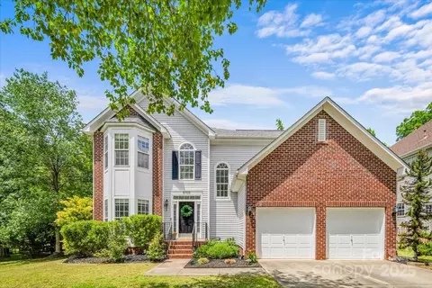 8709 Huntland Ct, Charlotte, NC 28277