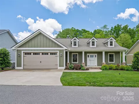 127 Olde Oak Way, Hendersonville, NC 28792