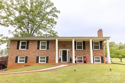 1352 W Cherokee St, Blacksburg, SC 29702