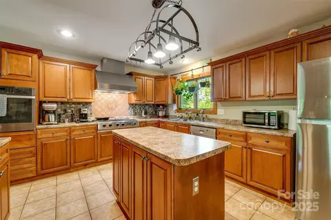 Kitchen - 211 Natural Trl, Sylva, NC 28779 photo 2 of 5