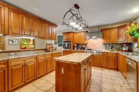 Kitchen - 211 Natural Trl, Sylva, NC 28779 photo 3 of 5