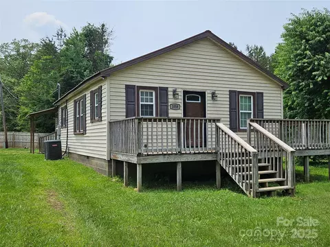 1058 Hunter St, Morganton, NC 28655