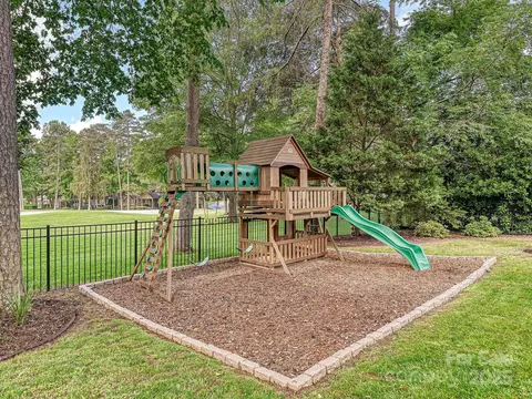 Exterior - 18419 Dembridge Dr, Davidson, NC 28036 photo 7 of 10