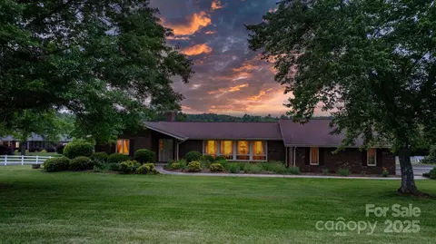 2448 Moss Farm Rd, Hickory, NC 28602