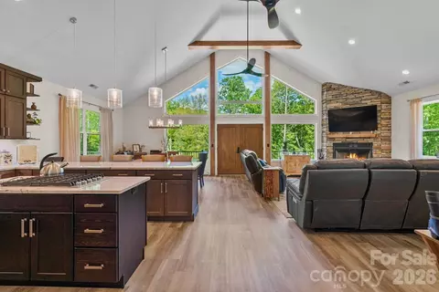 143 Burnside Trl, Hendersonville, NC 28792