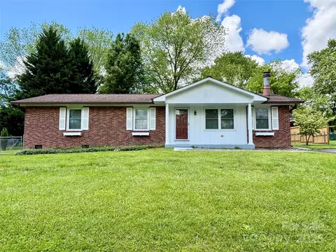 34 W Broadleaf Dr, Hendersonville, NC 28739