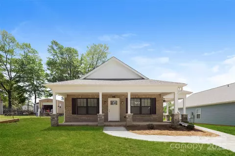 507 E Cloninger St, Dallas, NC 28034