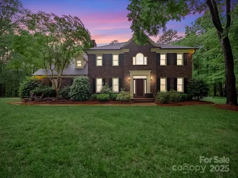 8527 Foxbridge Dr, Matthews, NC 28104