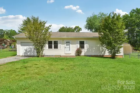1181 Runway Dr, Hendersonville, NC 28792