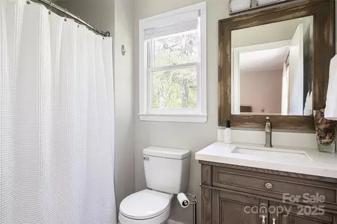 Bath - 16 Royal Rdg, Clyde, NC 28721 photo 2 of 2